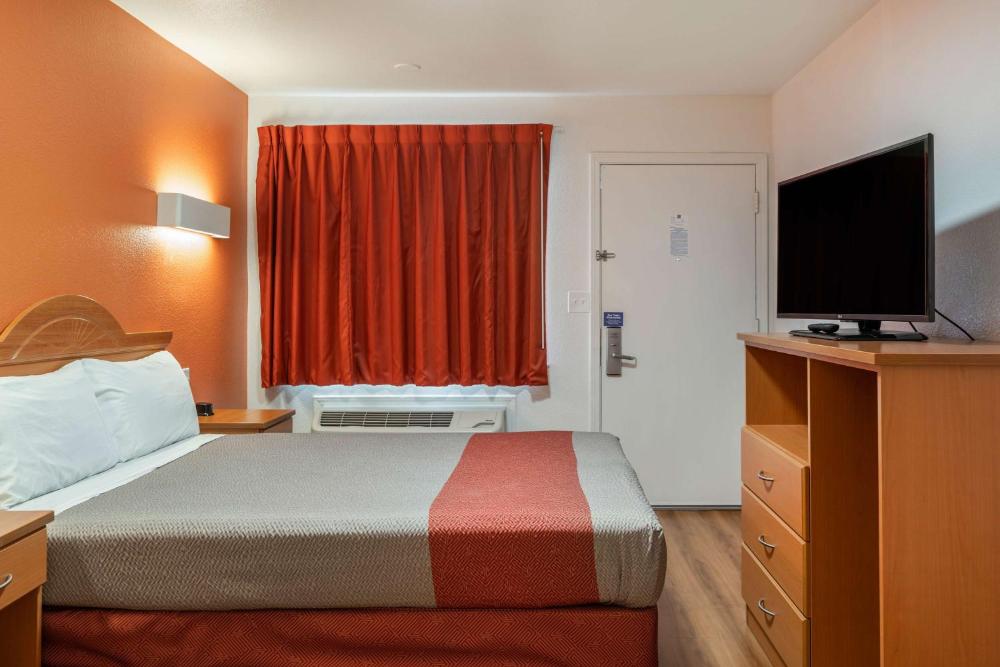 Deluxe Queen Room - Non-Smoking interior