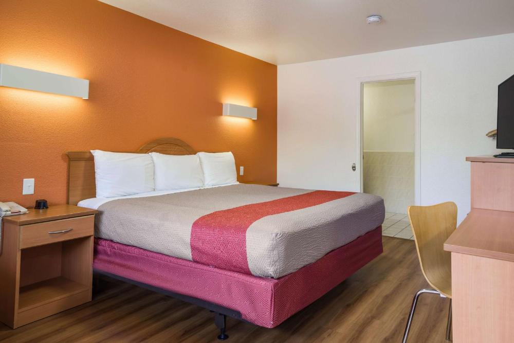 King Room - Non-Smoking interior